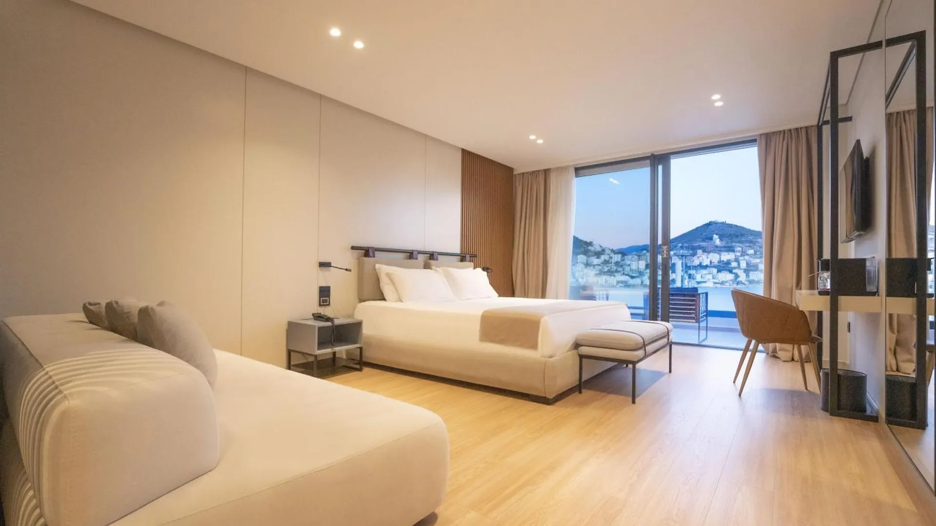 Yacht Premium Hotel Sarandë 4*,  Albanien