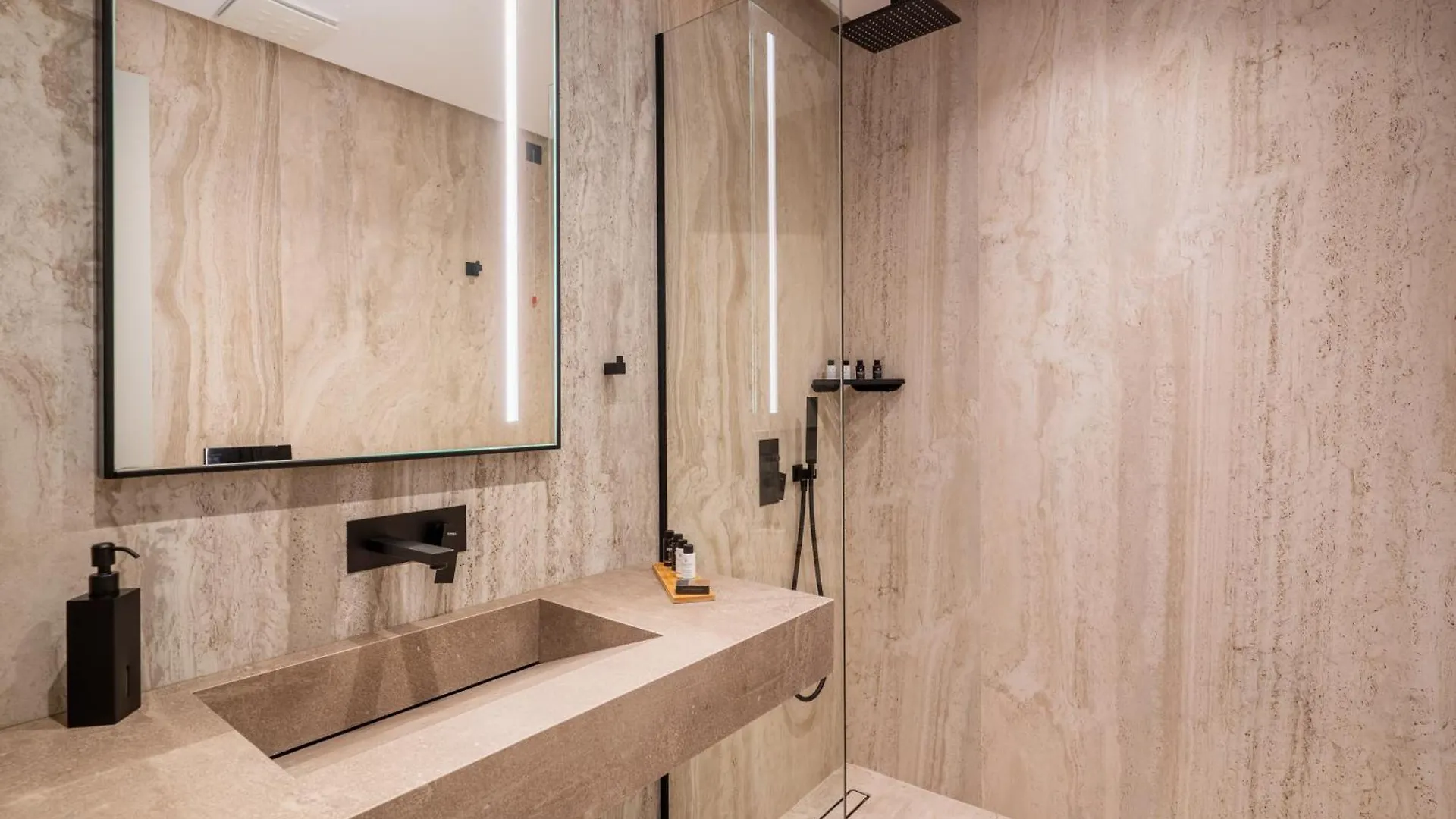 Yacht Premium Hotel Sarande 4*,